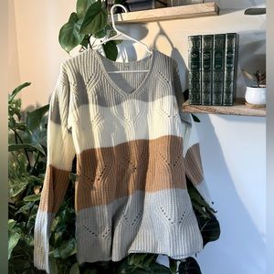 Tri-toned medium weight cable knit V-neck
